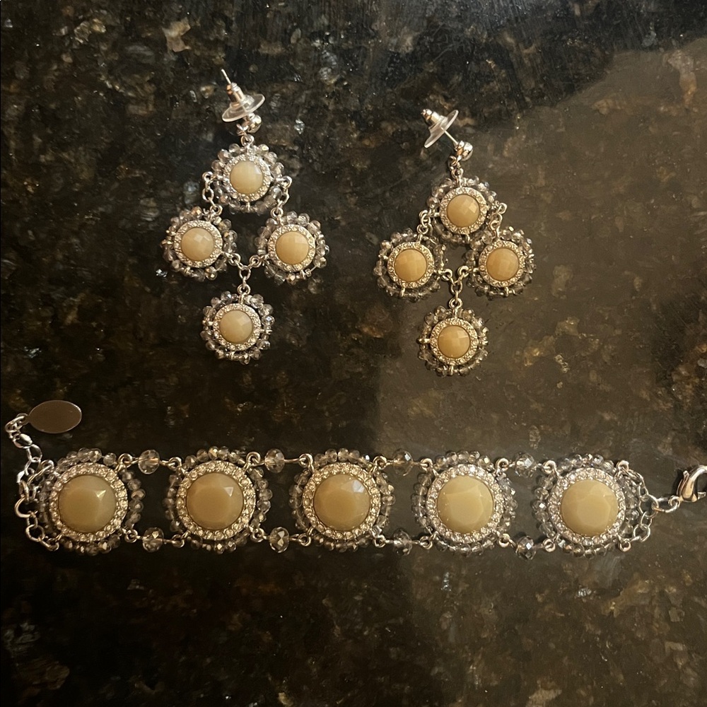 Elegant Silver and Cream Jewelry Set